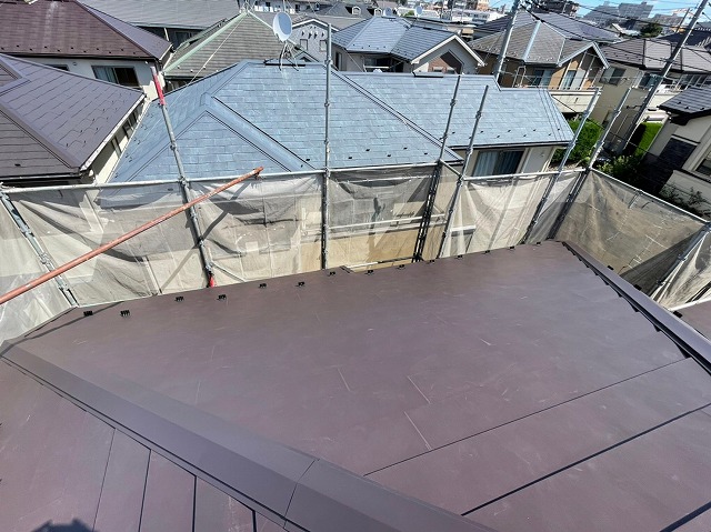 今回は川口市で屋根カバー工事のご紹介でした。　今回の屋根㎡数：　　　㎡ その他にも違う材料を使ったカバー工法をご紹介出来ればと思います。  TikTokで会社の日常もアップしております。下記リンクをクリック！！！　★絶賛バズり中★ アカウント名：バズルーフ  今後も会社の楽しい日常と工事に関してのブログをあげてまいりますので 応援・フォローよろしく～！！！